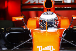 Фернандо Алонсо в боксах с закрытым визором, McLaren MCL32