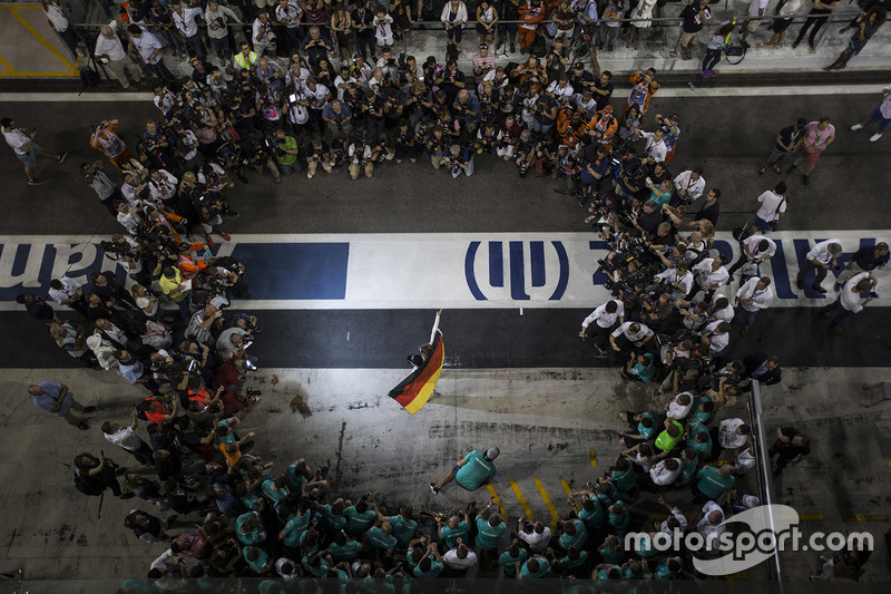 3. Nico Rosberg, de Mercedes AMG F1 celebra su campeonato del mundo con la esposa Vivian Rosberg y el equipo
