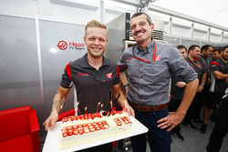 Kevin Magnussen, Haas F1 Team, is presented with a birthday cake by Guenther Steiner, Team Principal, Haas F1 Team
