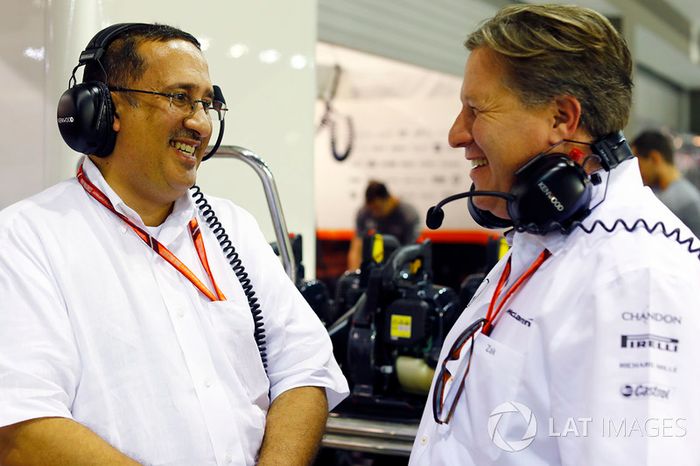 Su excelencia, Shaikh Mohammed bin Essa Al Khalifa de Bahrein, en el garaje de McLaren, Zak Brown, Director Ejecutivo de McLaren Technology Group