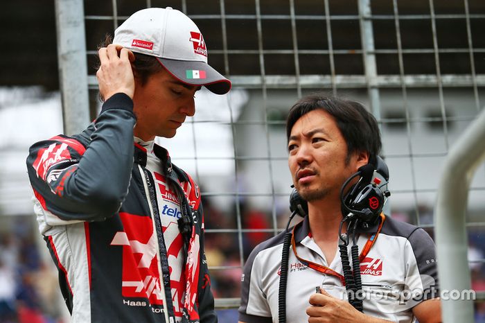 Esteban Gutiérrez, Haas F1 Team con Ayao Komatsu, Haas F1 Team Race