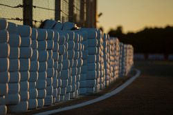 El tardecer y los neumáticos