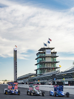 Polesitter Scott Dixon, Chip Ganassi Racing, Honda; 2. Ed Carpenter, Ed Carpenter Racing, Chevrolet;