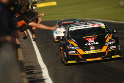 Gordon Shedden, Halfords Yuasa Racing Honda Civic Type R yarış galibi