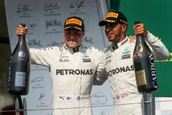Valtteri Bottas, Mercedes AMG F1 celebra con Lewis Hamilton, Mercedes AMG F1