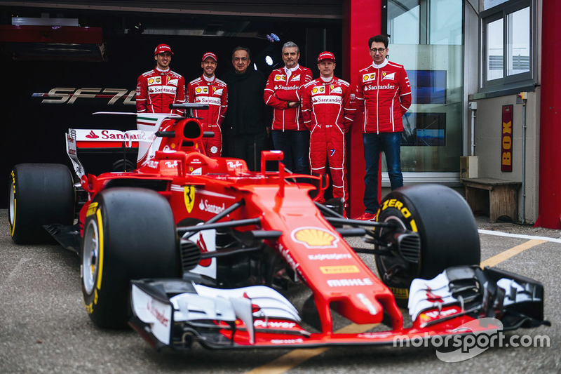 Kimi Räikkönen, Sebastian Vettel, Antonio Giovinazzi, Ferrari-Teamchef Maurizio Arrivabene, Ferrari-Präsident Sergio Marchionne und Cheftechniker Mattia Binotto mit dem Ferrari SF70H