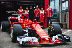 Kimi Raikkonen, Sebastian Vettel, Antonio Giovinazzi, Maurizio Arrivabene, jefe de equipo de Ferrari, Sergio Marchionne, presidente de Ferrari y CEO de Fiat Chrysler Automobiles y Mattia Binotto, jefe técnico de Ferrari