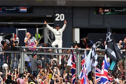 Ganador de la carrera Lewis Hamilton, Mercedes AMG F1 celebra con los fans