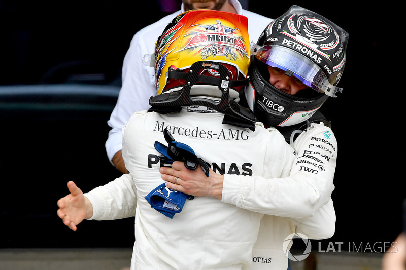 Le vainqueur Lewis Hamilton, Mercedes AMG F1, avec Valtteri Bottas, Mercedes AMG F1, dans le parc fermé