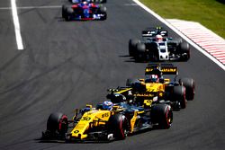 Jolyon Palmer, Renault Sport F1 Team RS17, Nico Hulkenberg, Renault Sport F1 Team RS17, Kevin Magnus