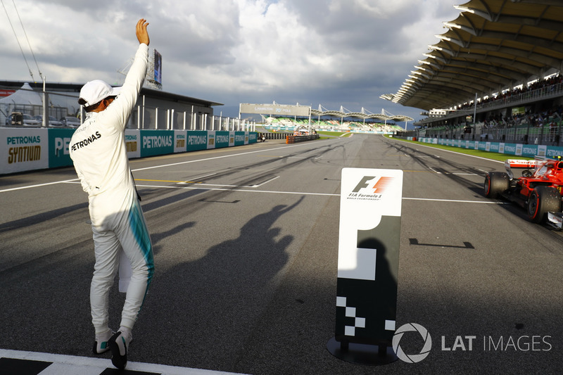 Льюіс Хемілтон, Mercedes AMG F1, celebrates