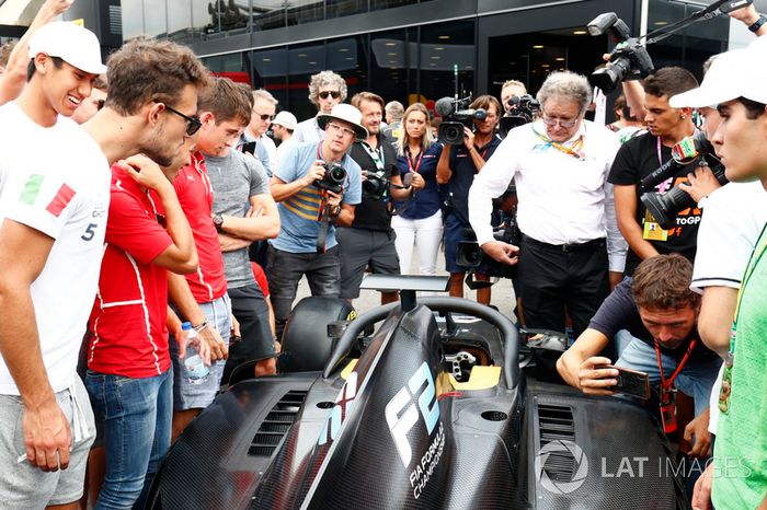 El nuevo auto de F2 2018 en el paddock