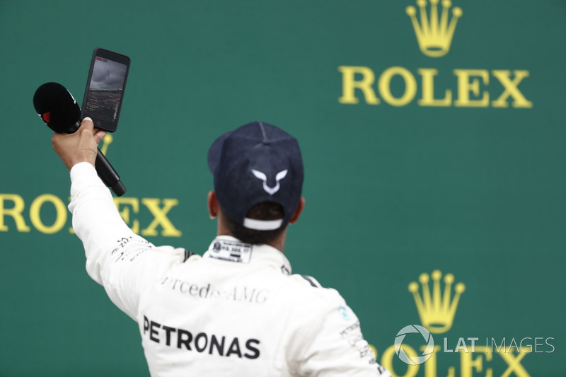 Podio: Ganador de la carrera Lewis Hamilton, Mercedes AMG F1 toma una foto con la multitud en el fondo