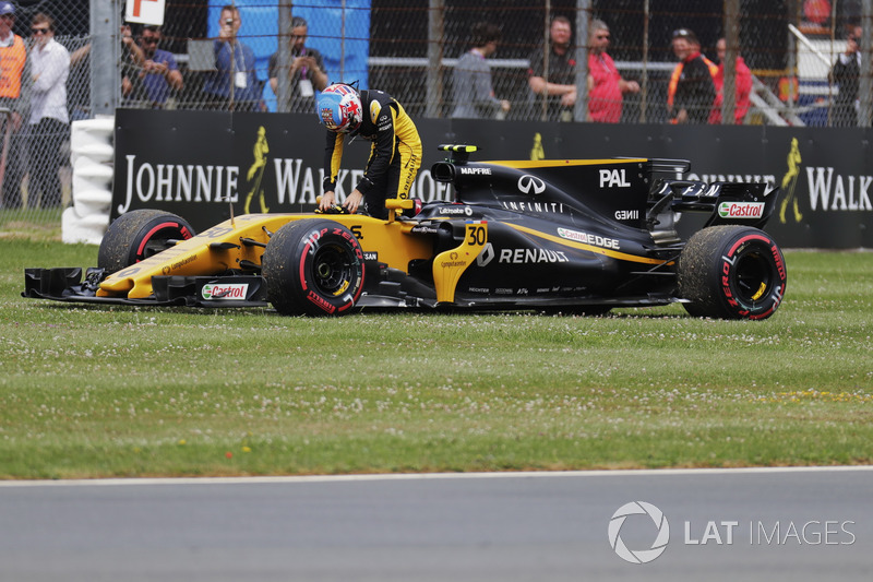 Jolyon Palmer, Renault Sport F1 Team, exit his car on the parade lap