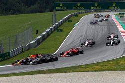 Romain Grosjean, Haas F1 Team VF-17, Daniel Ricciardo, Red Bull Racing RB13