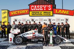 Race winner Helio Castroneves, Team Penske Chevrolet