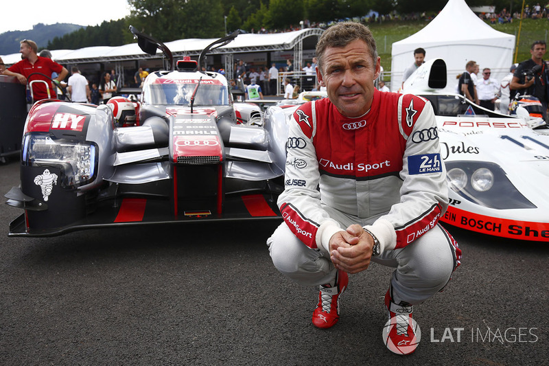 Том Кристенсен позирует на фоне Audi LMP1 и Porsche 936