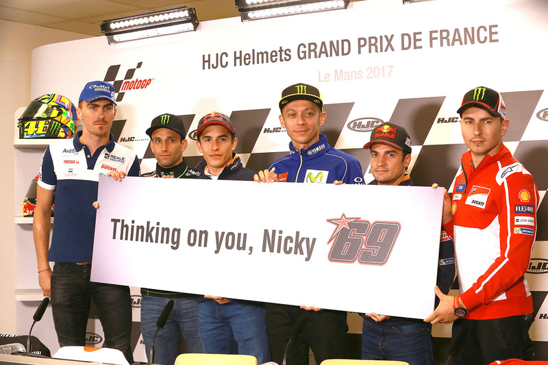 Гонщики MotoGP держат в руках плакат со словами поддержки Ники Хейдену