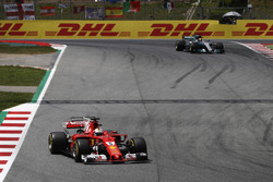 Sebastian Vettel, Ferrari SF70H, Lewis Hamilton, Mercedes AMG F1 W08