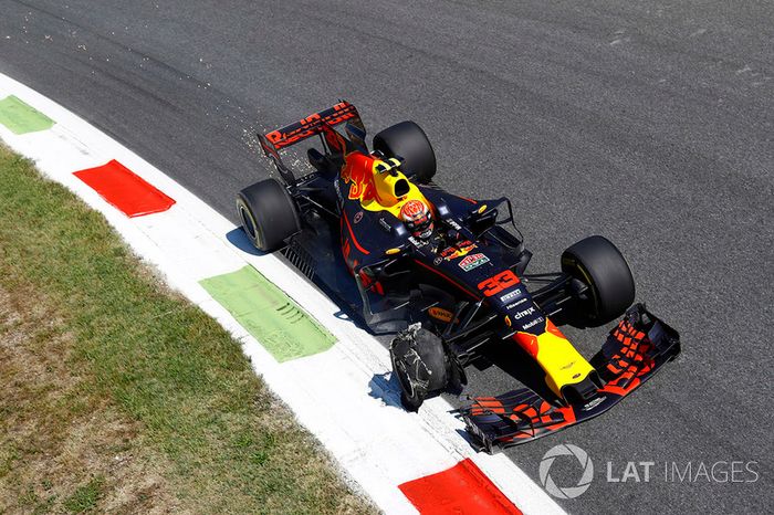 Max Verstappen, Red Bull Racing RB13 con un neumático dañado