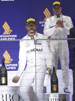 Podium: le vainqueur Lewis Hamilton, Mercedes AMG F1, troisième place Valtteri Bottas, Mercedes AMG F1