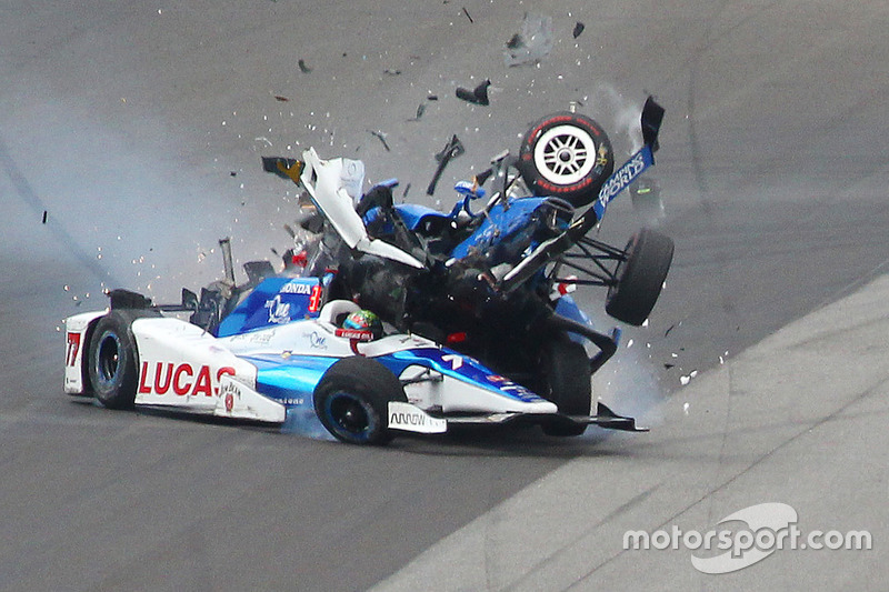 Choque de Scott Dixon, Chip Ganassi Racing Honda, Jay Howard, Schmidt Peterson Motorsports Honda
