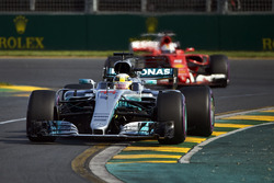 Льюис Хэмилтон, Mercedes AMG F1 W08, и Себастьян Феттель, Ferrari SF70H