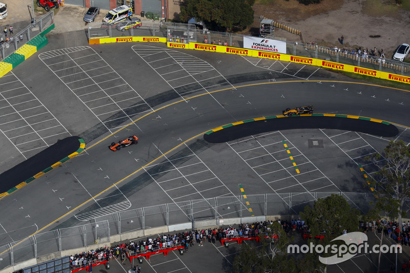 Fernando Alonso, McLaren, MCL32; Nico Hülkenberg, Renault Sport F1 Team, RS17