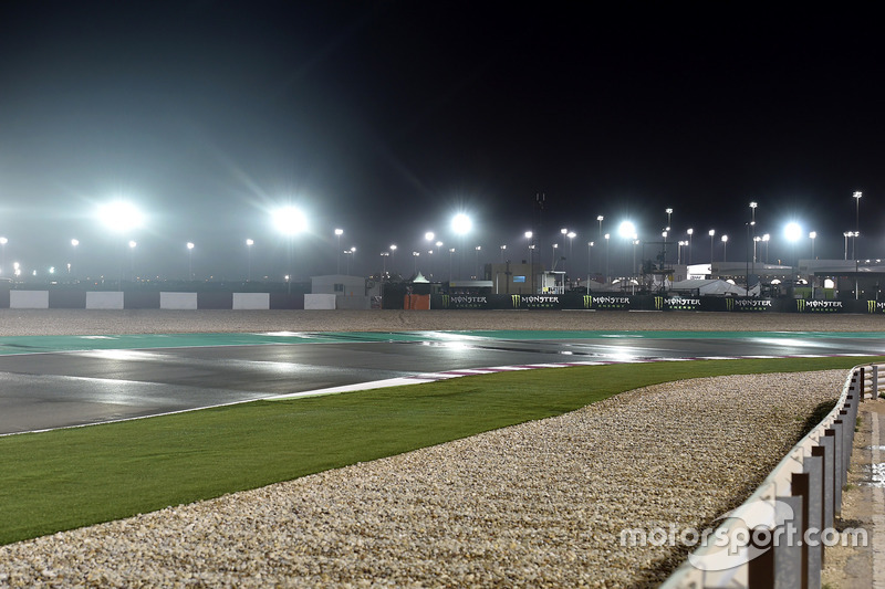 Pista mojada en Qatar con lluvia