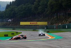Stoffel Vandoorne, McLaren MCL32, Marcus Ericsson, Sauber C36
