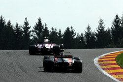 Стоффель Вандорн, McLaren MCL32, Естебан Окон, Sahara Force India VJM10