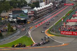 Nico Hulkenberg, Renault Sport F1 Team RS17 at the start of the race