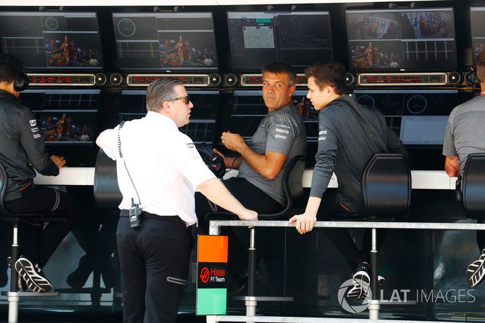 Zak Brown, Executive Director, McLaren Technology Group, habla con el piloto de F3 Lando Norris