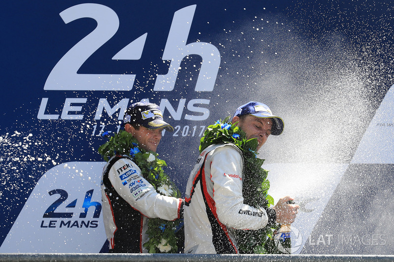 Il secondo classificato Anthony Davidson, Toyota Gazoo Racing, il vincitore Earl Bamber, Porsche Team