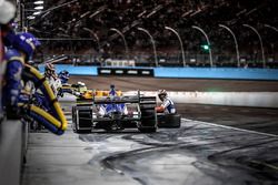 Carlos Muñoz, A.J. Foyt Enterprises Chevrolet pit stop