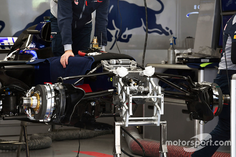 Scuderia Toro Rosso STR12 suspensión delantera