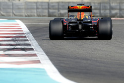 Daniel Ricciardo, Red Bull Racing test de banden van Pirelli voor 2017