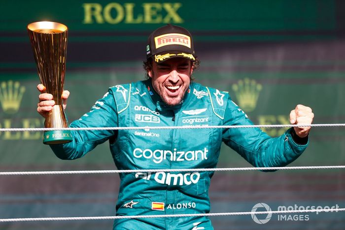 Fernando Alonso, Aston Martin F1 Team, 3ª posición, celebra en el podio