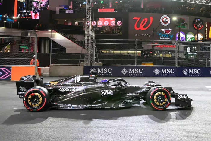この特別カラーリングはラスベガスのエンタメ性からインスピレーションを得たモノ。ゴールドでトランプが描かれた。