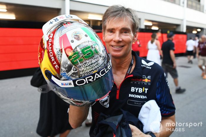 Xavi Martos, Red Bull Racing, con un casco para Sergio Pérez, Red Bull Racing