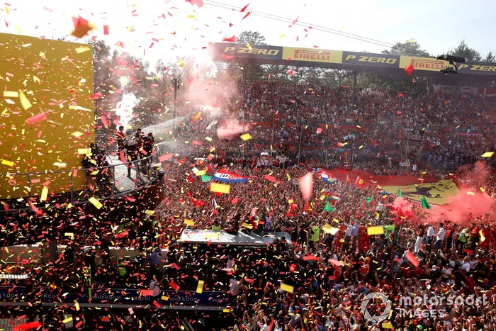 Una gran multitud se reúne para la ceremonia del podio