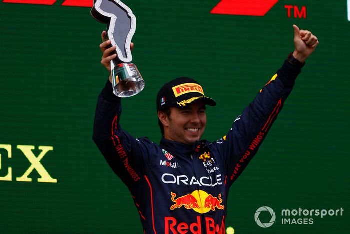 Podio: segundo lugar Sergio Pérez, Red Bull Racing
