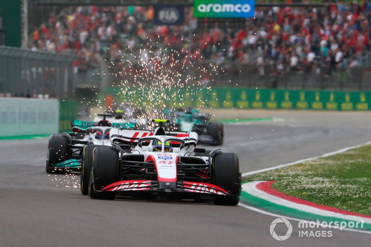"Vettel, beni arkada tutabilmek için birkaç numara yaptı" 1 Formula 1 Haberleri - F1 Puan Durumu Sparks fly as Mick Schumacher, Haas VF-22, George Russell, Mercedes W13