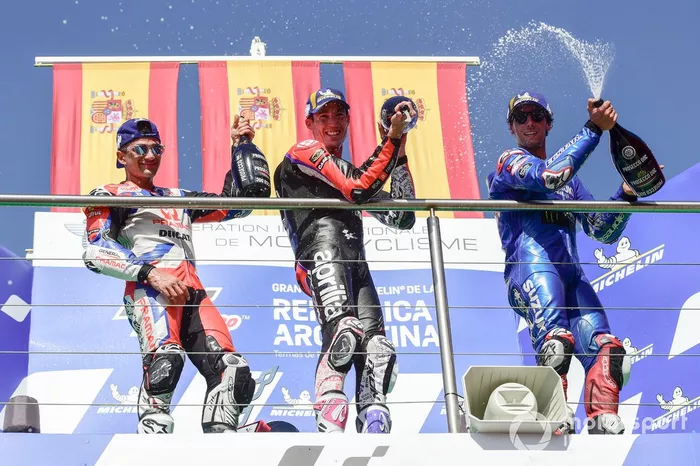 Podio: 1º Aleix Espargaró, 2º Jorge Martín, 3º Alex Rins