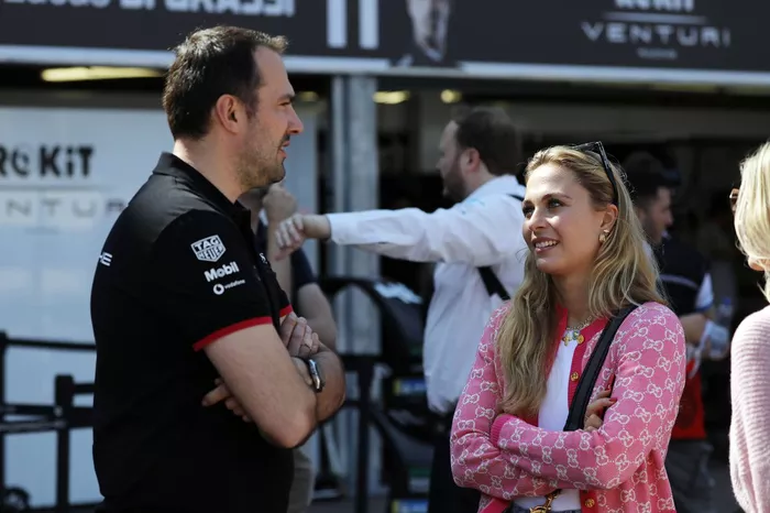 Florian Modlinger, director de Porsche Formula E, con Sophia Flörsch