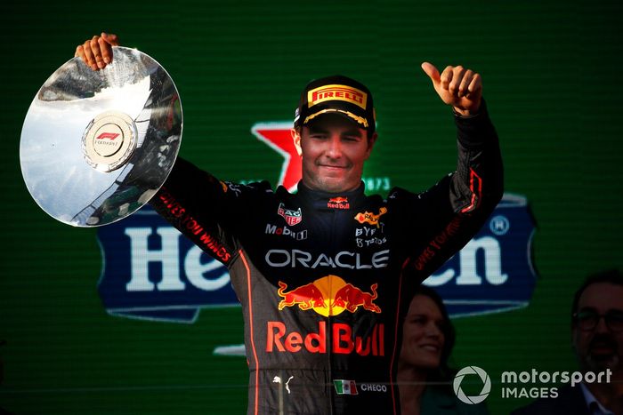 Podio: segundo lugar Sergio Pérez, Red Bull Racing