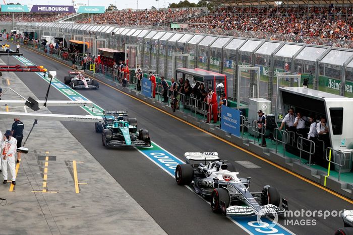 Pierre Gasly, AlphaTauri AT03, Sebastian Vettel, Aston Martin AMR22, Zhou Guanyu, Alfa Romeo C42.