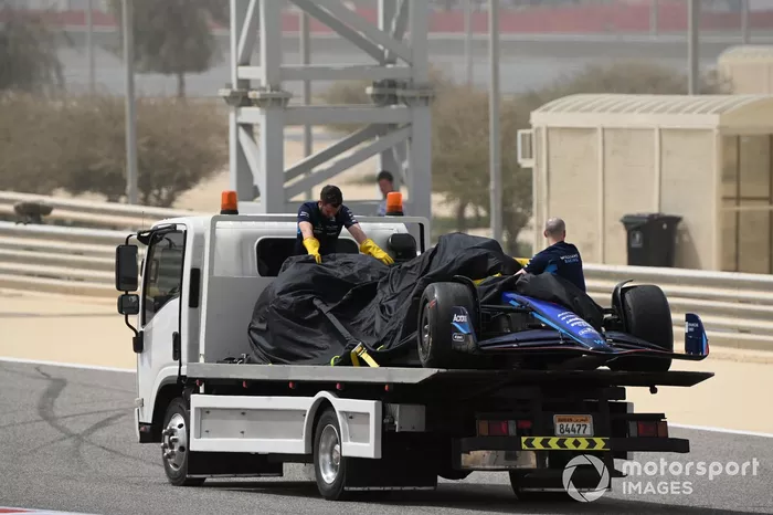 Nicholas Latifi vuelve al box tras el incendio en la parte trasera de su Williams FW44