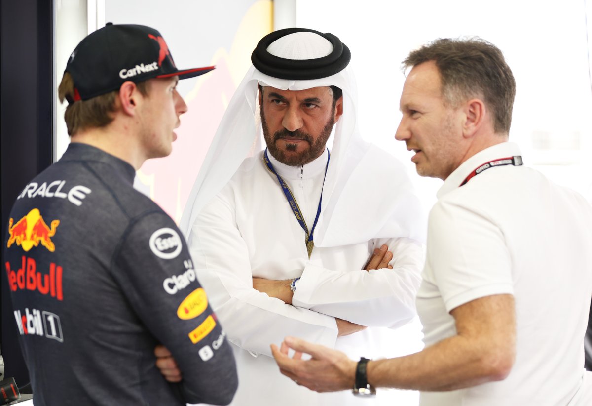 Mohammed ben Sulayem, presidente de la FIA habla con Christian Horner y Max Verstappen de Red Bull Racing 