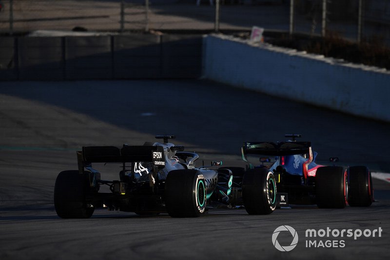 Lewis Hamilton, Mercedes-AMG F1 W10 EQ Power+ en Daniil Kvyat, Scuderia Toro Rosso STR14